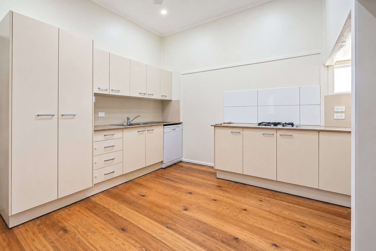 9 Lovers Walk, Thabeban  QLD  4670