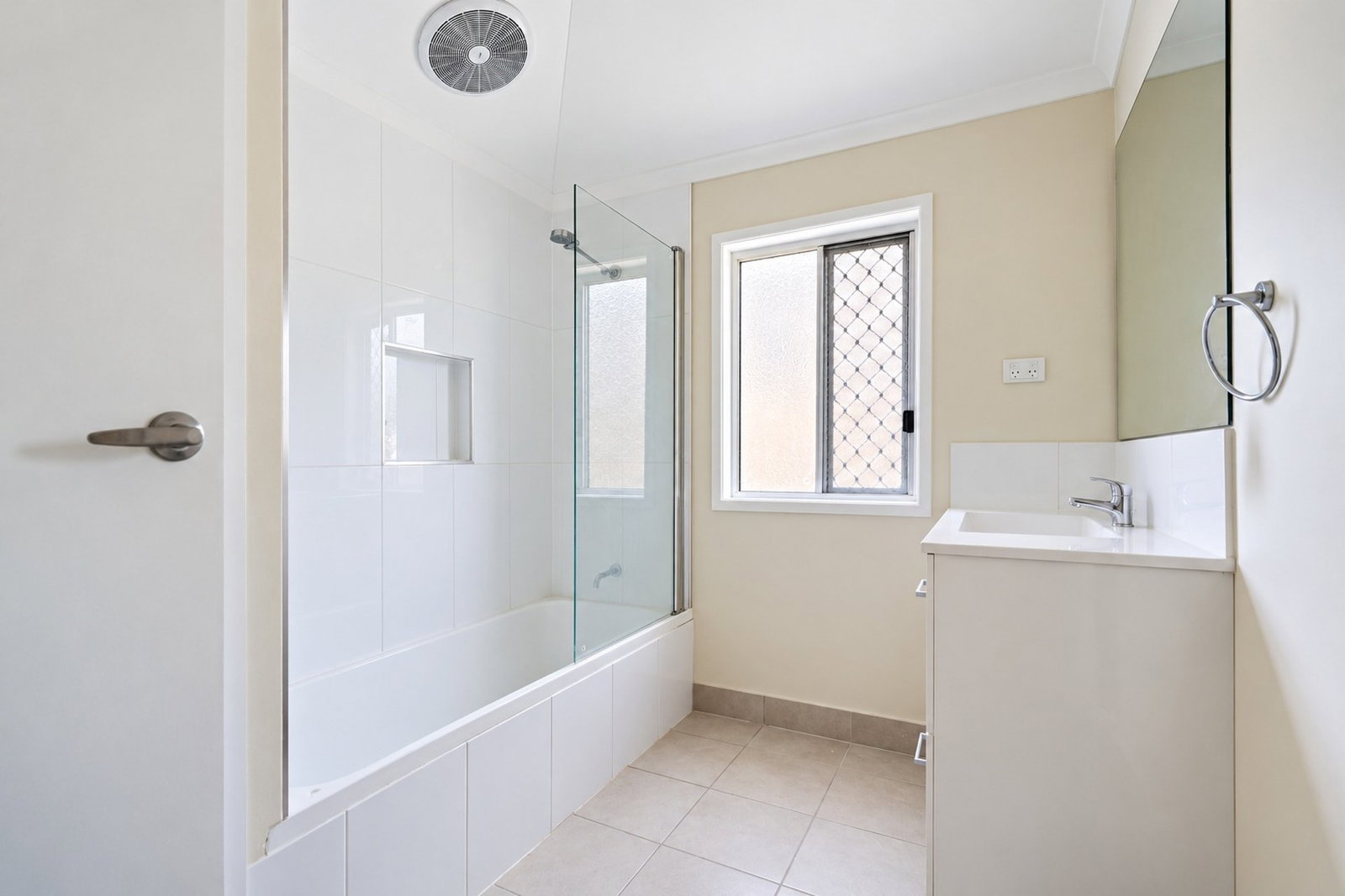 9 Lovers Walk, Thabeban  QLD  4670