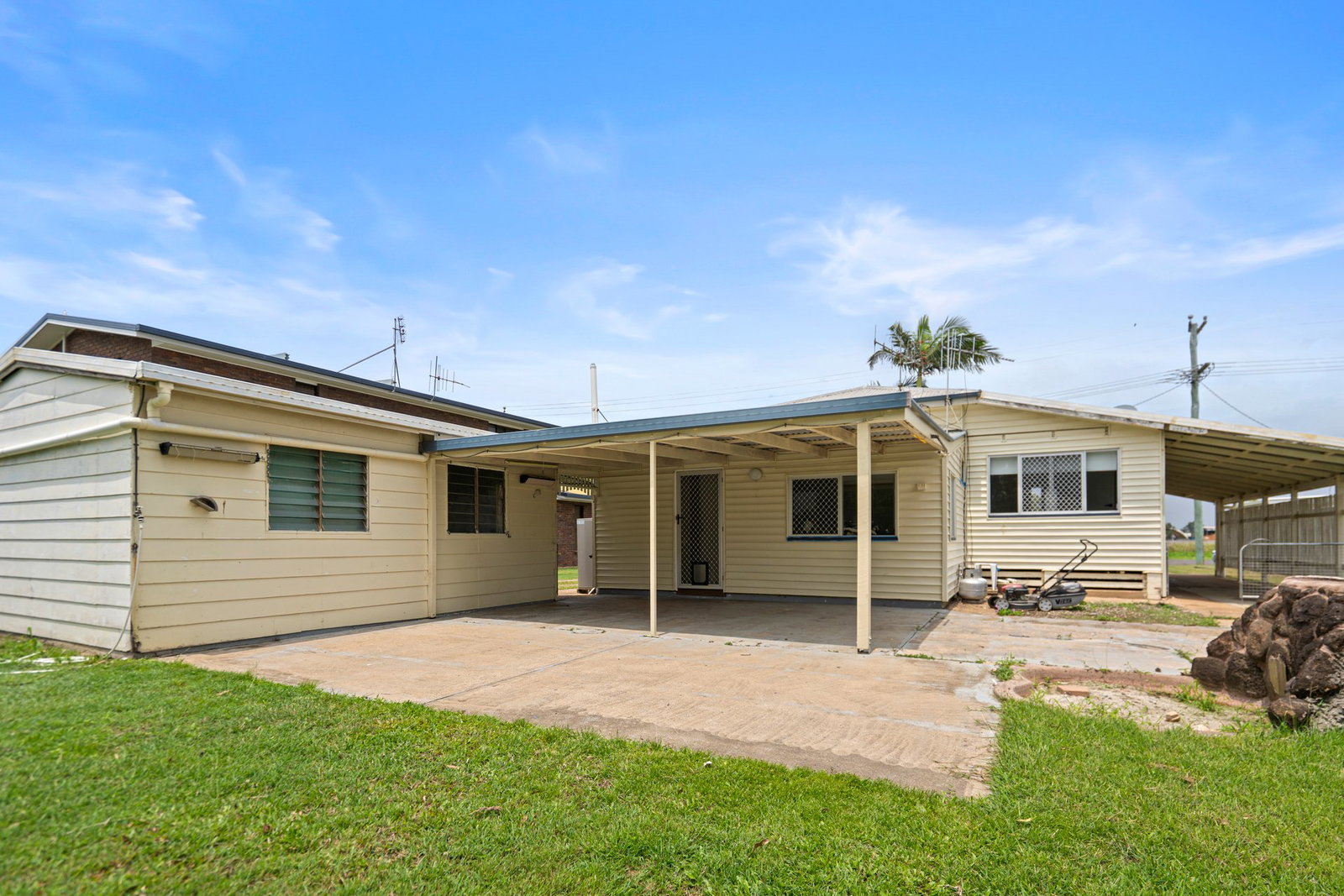 9 Lovers Walk, Thabeban  QLD  4670
