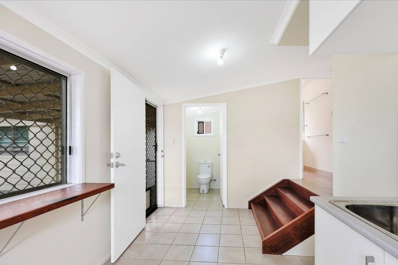 9 Lovers Walk, Thabeban  QLD  4670